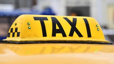 Таксист-мигрант украл телефоны пассажиров после ссоры из-за музыки