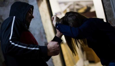 В Москве неизвестные напали на женщину в подъезде